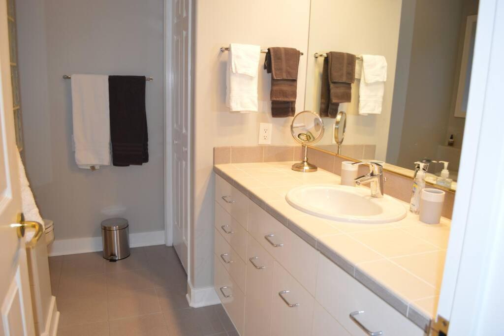 1-Bedroom Seaview Guesthouse On Seattle Luxury Estate With Views Of Olympic Mountains Exteriör bild